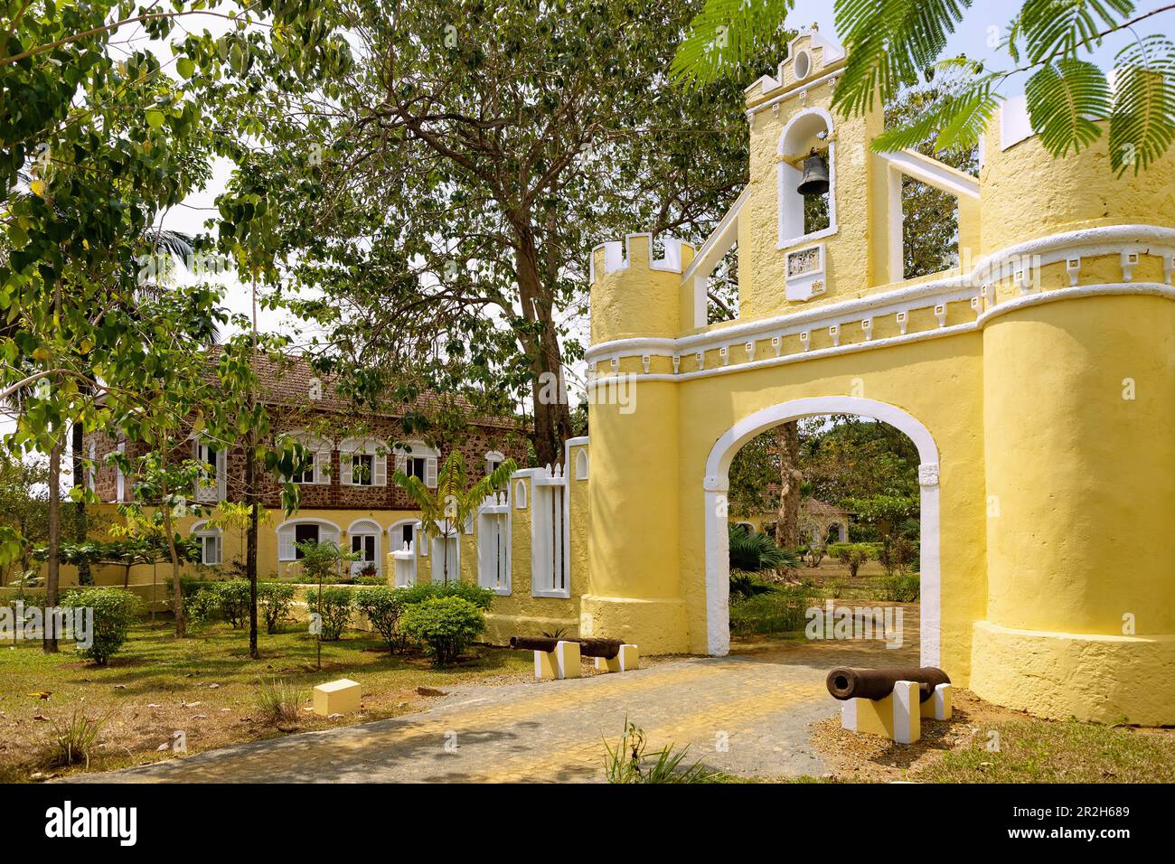 Porte d'entrée historique et manoir de l'hôtel Roça Belo Monte sur l'île de Principé en Afrique de l'Ouest Banque D'Images