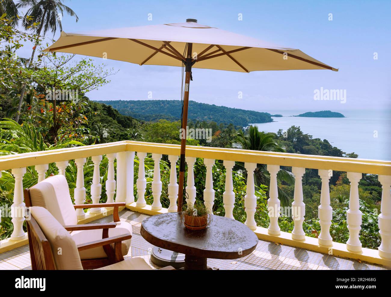 Terrasse de thé du Roça Belo Monte Hôtel manoir historique surplombant l'île BOM BOM sur l'île de Principé en Afrique de l'Ouest Banque D'Images