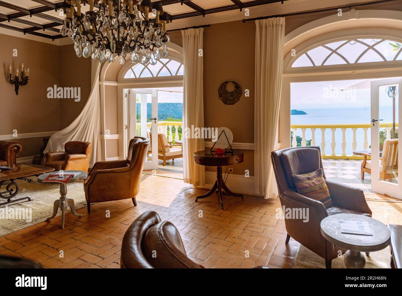 Salon et terrasse de thé du Roça Belo Monte Hôtel particulier historique surplombant l'île BOM BOM sur l'île de Principé en Afrique de l'Ouest Banque D'Images