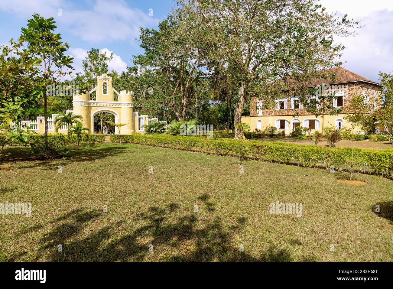 Porte d'entrée historique, manoir et jardin de l'hôtel Roça Belo Monte sur l'île de Principé en Afrique de l'Ouest Banque D'Images