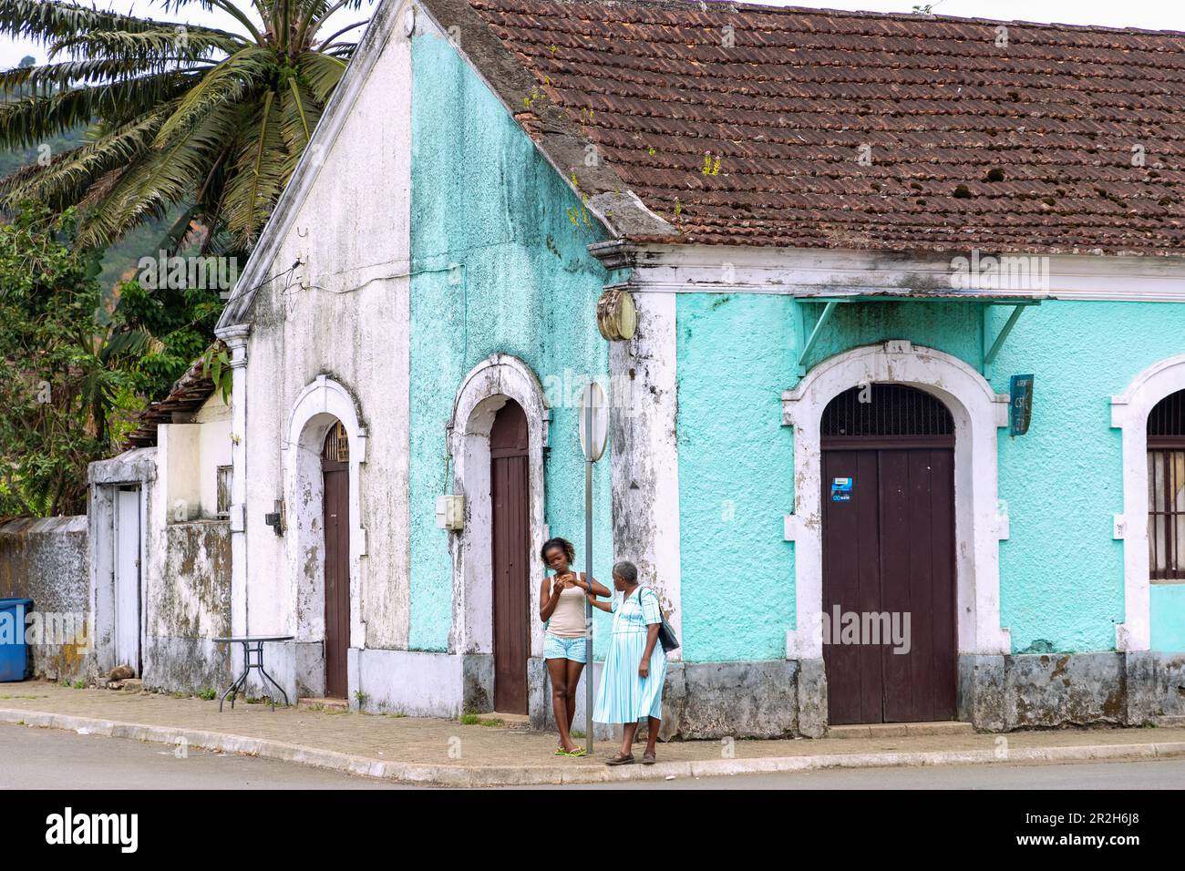 Bâtiment colonial peint en deux tons à Santo António sur l'île de Príncipe en Afrique de l'Ouest Banque D'Images
