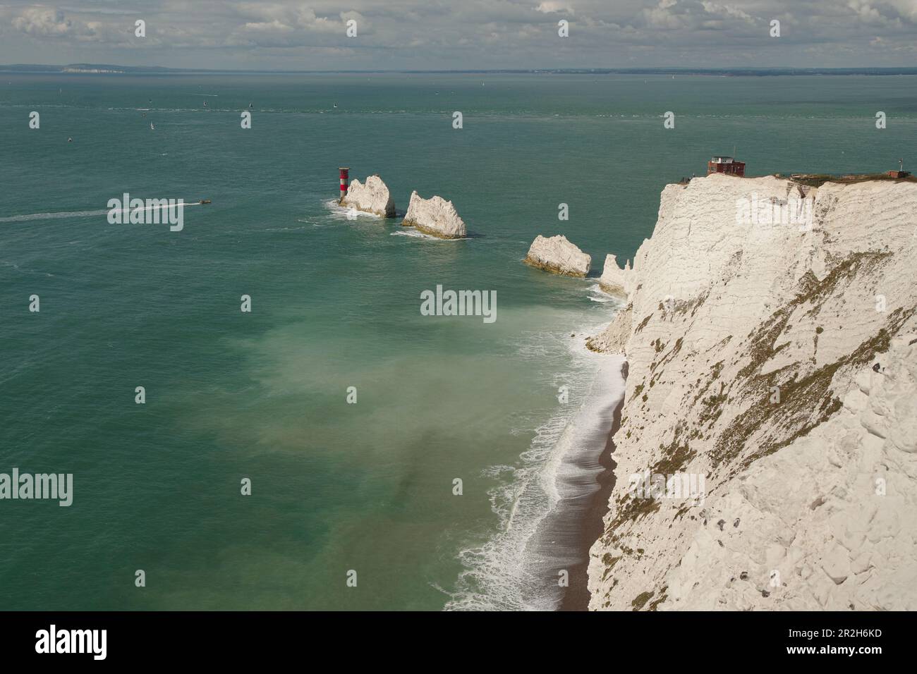 Vue sur les aiguilles sur l'île de Wight à Freshwater avec le phare Banque D'Images