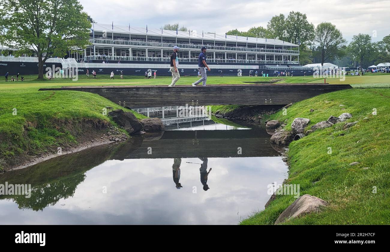 Rochester, États-Unis. 19th mai 2023. Corey Conners (R) et Ockie Strydom d'Afrique du Sud traversent un pont sur le 6th trous lors du deuxième tour du championnat PGA 2023 au Oak Hill Country Club de Rochester, New York, vendredi, 19 mai 2023. Photo par Aaron Josefczyk/UPI crédit: UPI/Alay Live News Banque D'Images