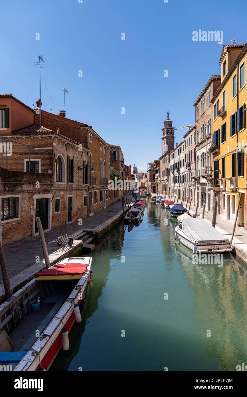 Bâtiments et bateaux sur Rio San Barnaba, Venise, Vénétie, Italie Banque D'Images