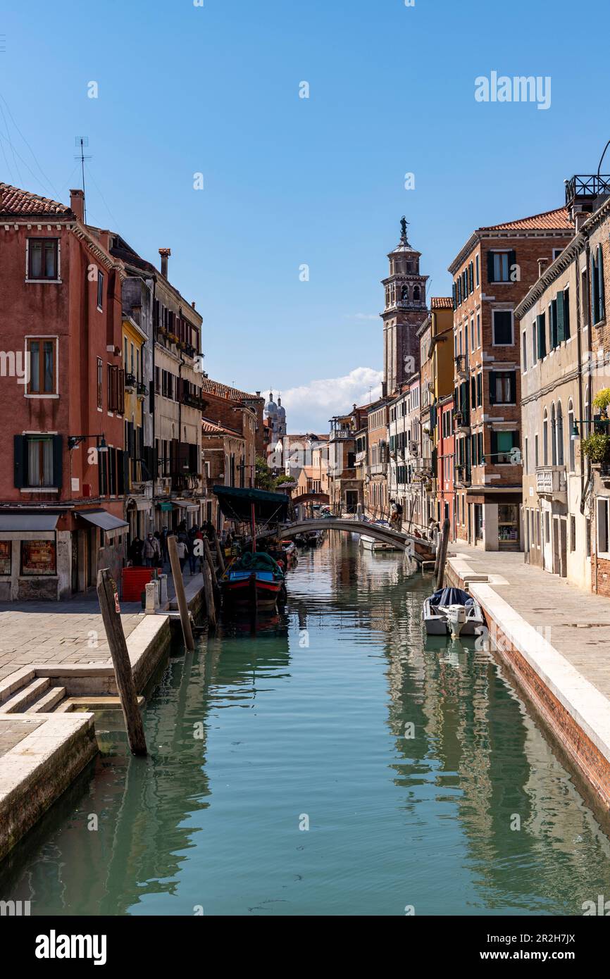 Bâtiments et bateaux sur Rio San Barnaba, Venise, Vénétie, Italie Banque D'Images