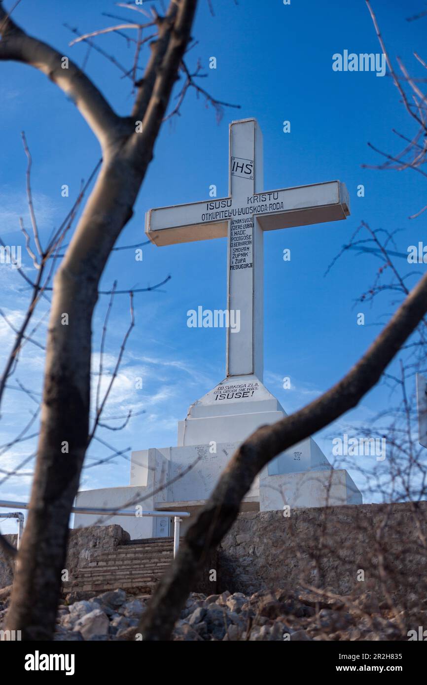 La Croix blanche sur le sommet de Krizevac (montagne de la Croix) à Medjugorje.(Les mots sur la croix se lisaient: 'À Jésus Christ, Rédempteur de la race humaine...') Banque D'Images