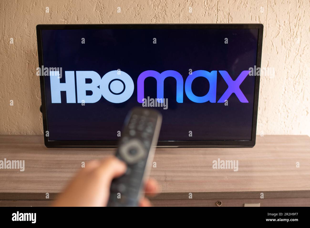 Brésil, Rio de Janeiro - 19 mai 2023: Téléviseur à écran plat affichant le logo de HBO Max, un abonnement américain de vidéo à la demande. Banque D'Images