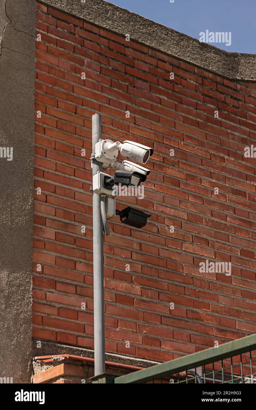 Caméras de surveillance extérieures fixées à un poteau métallique Banque D'Images