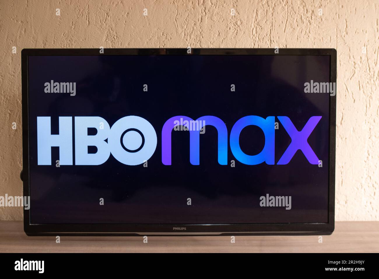 Brésil, Rio de Janeiro - 19 mai 2023: Téléviseur à écran plat affichant le logo de HBO Max, un abonnement américain de vidéo à la demande. Banque D'Images