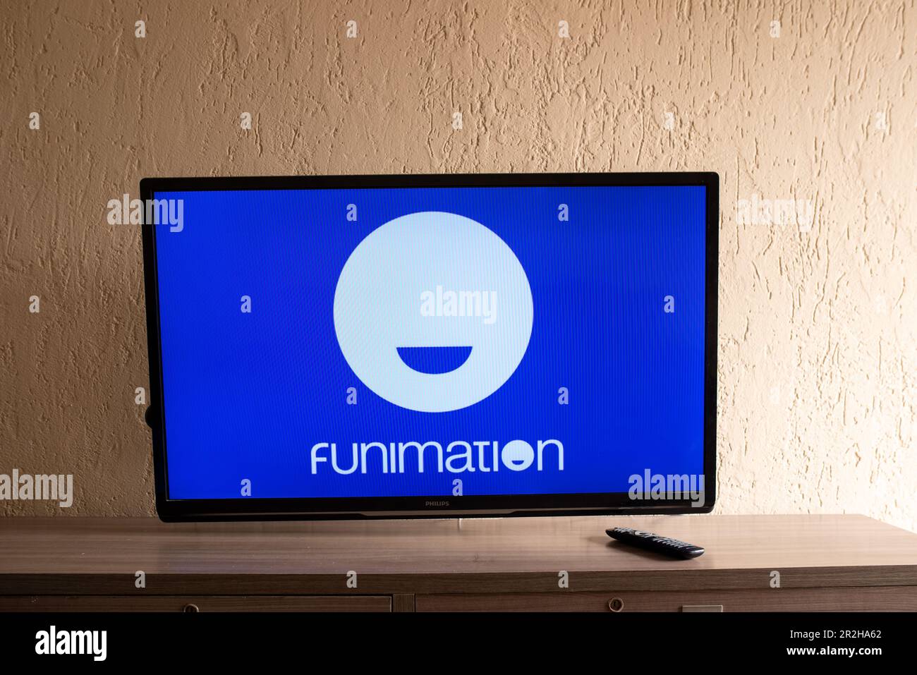 Brésil, Rio de Janeiro - 19 mai 2023: Sur cette photo, le logo Funimation Productions est affiché à la télévision. Banque D'Images