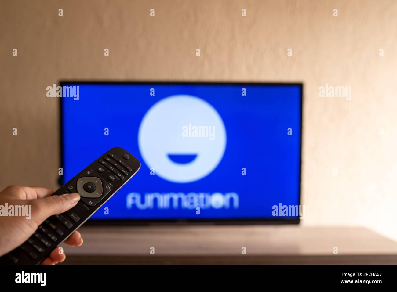 Brésil, Rio de Janeiro - 19 mai 2023: Sur cette photo, le logo Funimation Productions est affiché à la télévision. Banque D'Images