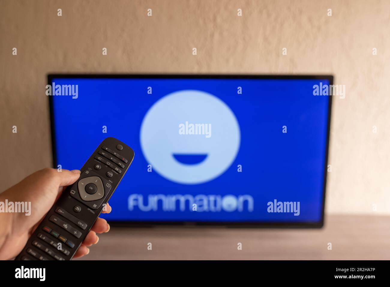 Brésil, Rio de Janeiro - 19 mai 2023: Sur cette photo, le logo Funimation Productions est affiché à la télévision. Banque D'Images