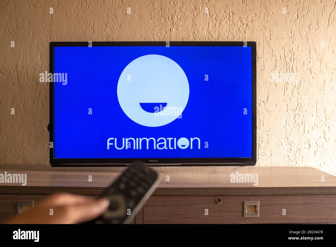Brésil, Rio de Janeiro - 19 mai 2023: Sur cette photo, le logo Funimation Productions est affiché à la télévision. Banque D'Images