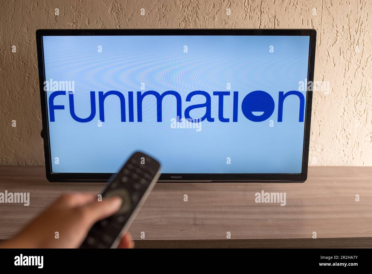 Brésil, Rio de Janeiro - 19 mai 2023: Sur cette photo, le logo Funimation Productions est affiché à la télévision. Banque D'Images