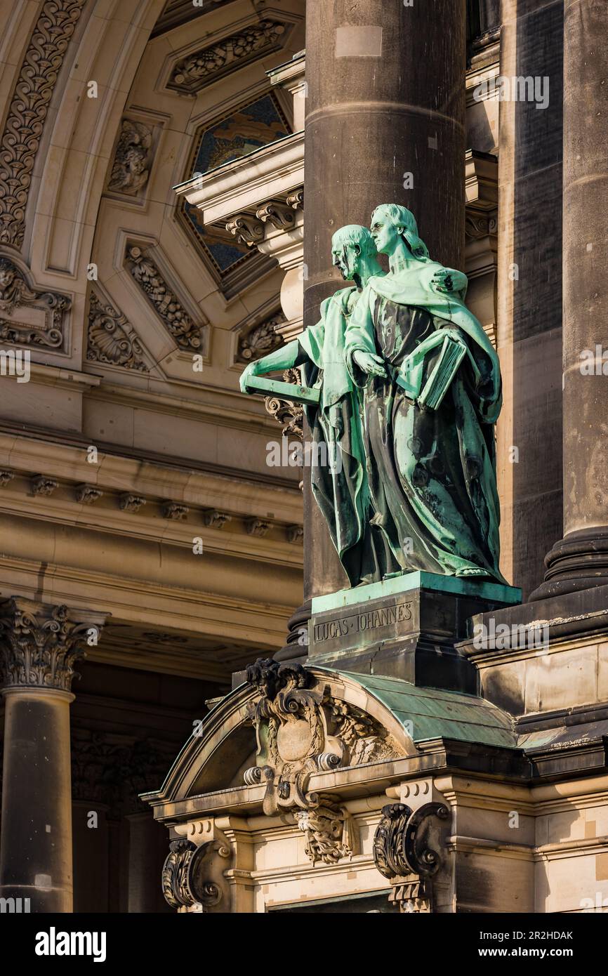 Statues de Luc et de Jean comme évangélistes à la cathédrale de Berlin, en Allemagne Banque D'Images