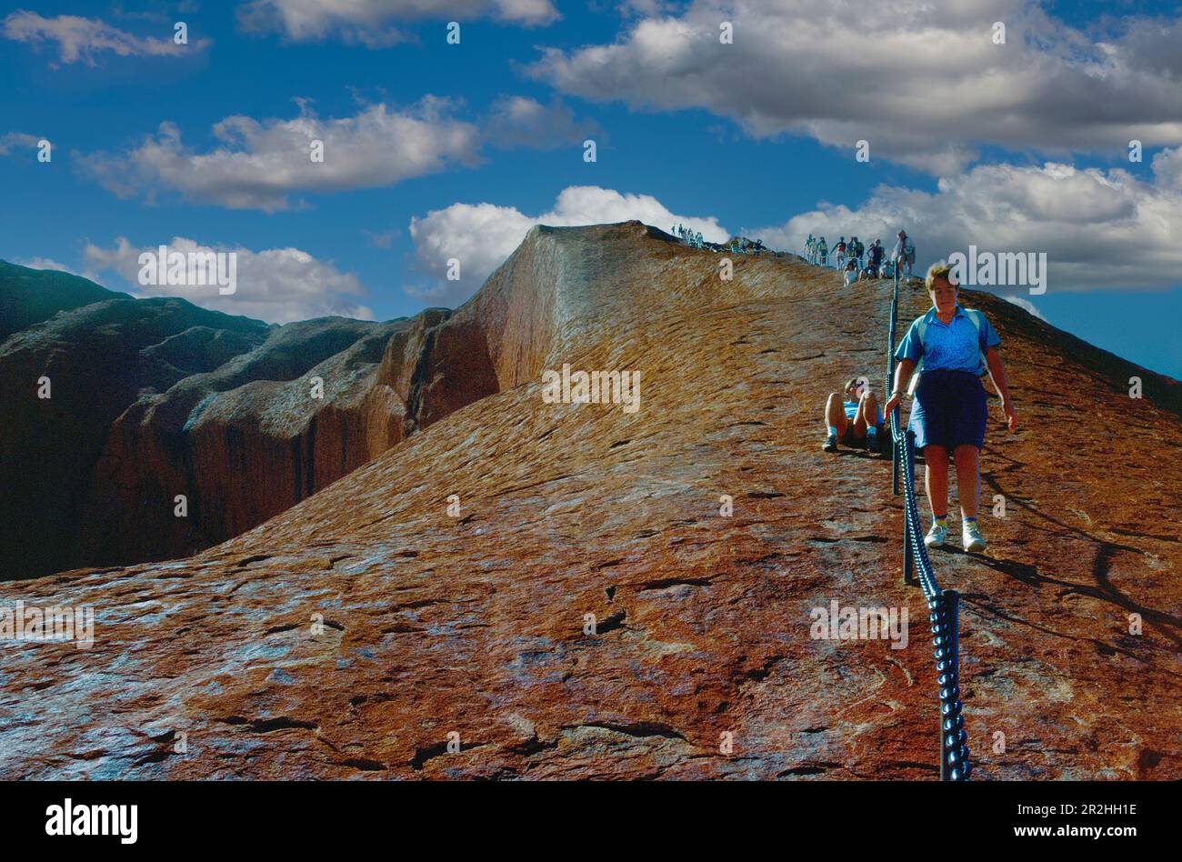 Randonneurs grimpant Ayers Rock, territoire du Nord, Australie Banque D'Images