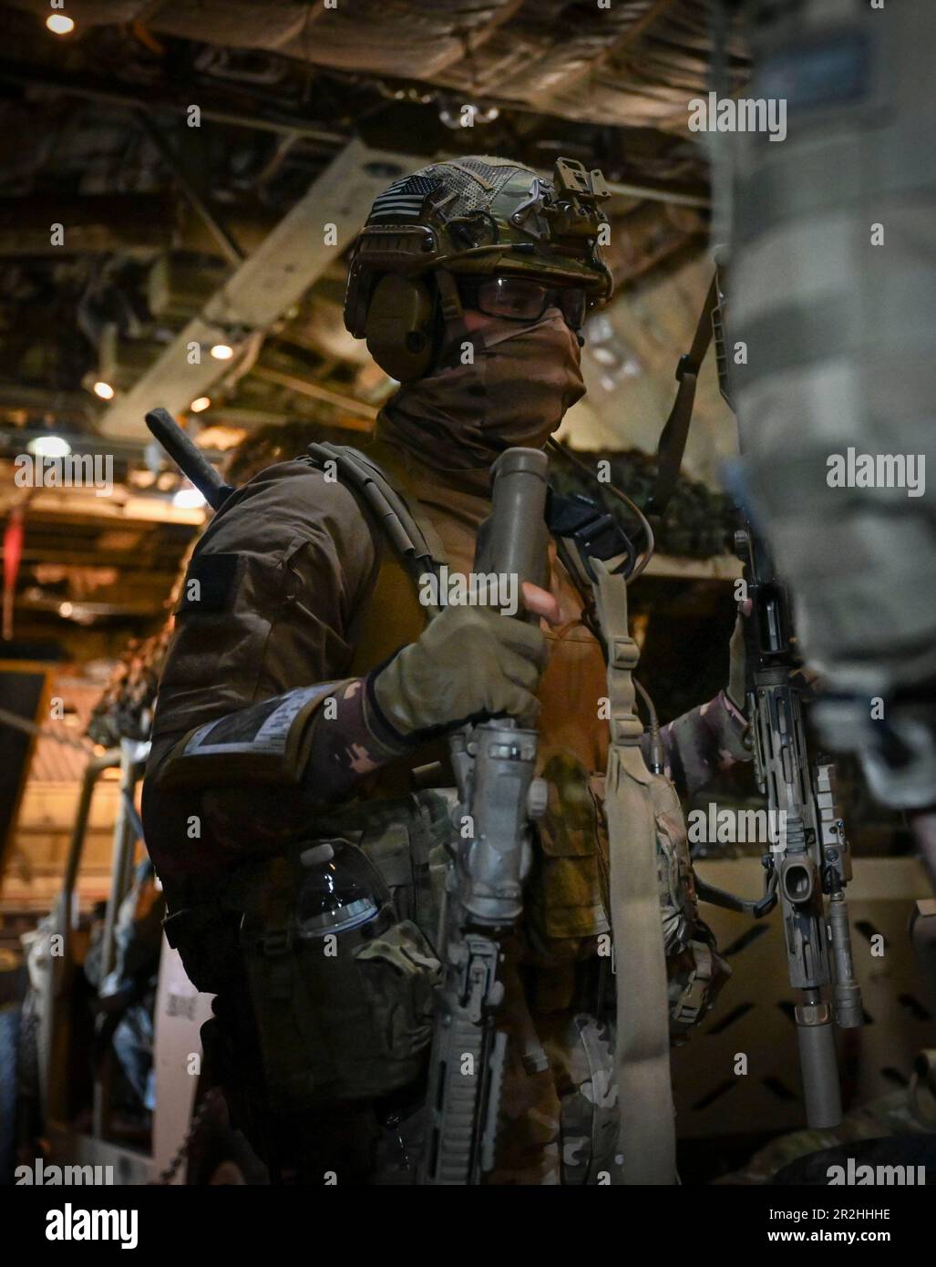 ÉTATS-UNIS Les aviateurs de la Force aérienne de l'aile de transport aérien de 165th et les Marines affectés à la station aérienne de Beaufort, se préparent à sortir d'un avion C-130 Hercules au cours de l'exercice AGILE X, un événement spécial d'entraînement conjoint à North Auxiliary Airfield-joint base Charleston, en Caroline du Sud. Au cours de l'exercice, les aviateurs et Marines ont collaboré à des tactiques d'emploi de combat agiles et à des compétences multiples d'aviateurs pour créer la précision et la cohésion entre les branches militaires en préparation pour LE DÉFENSEUR DE L'AIR 2023.(U.S. Photo de la Garde nationale aérienne par le Sgt. Caila Arahood) Banque D'Images