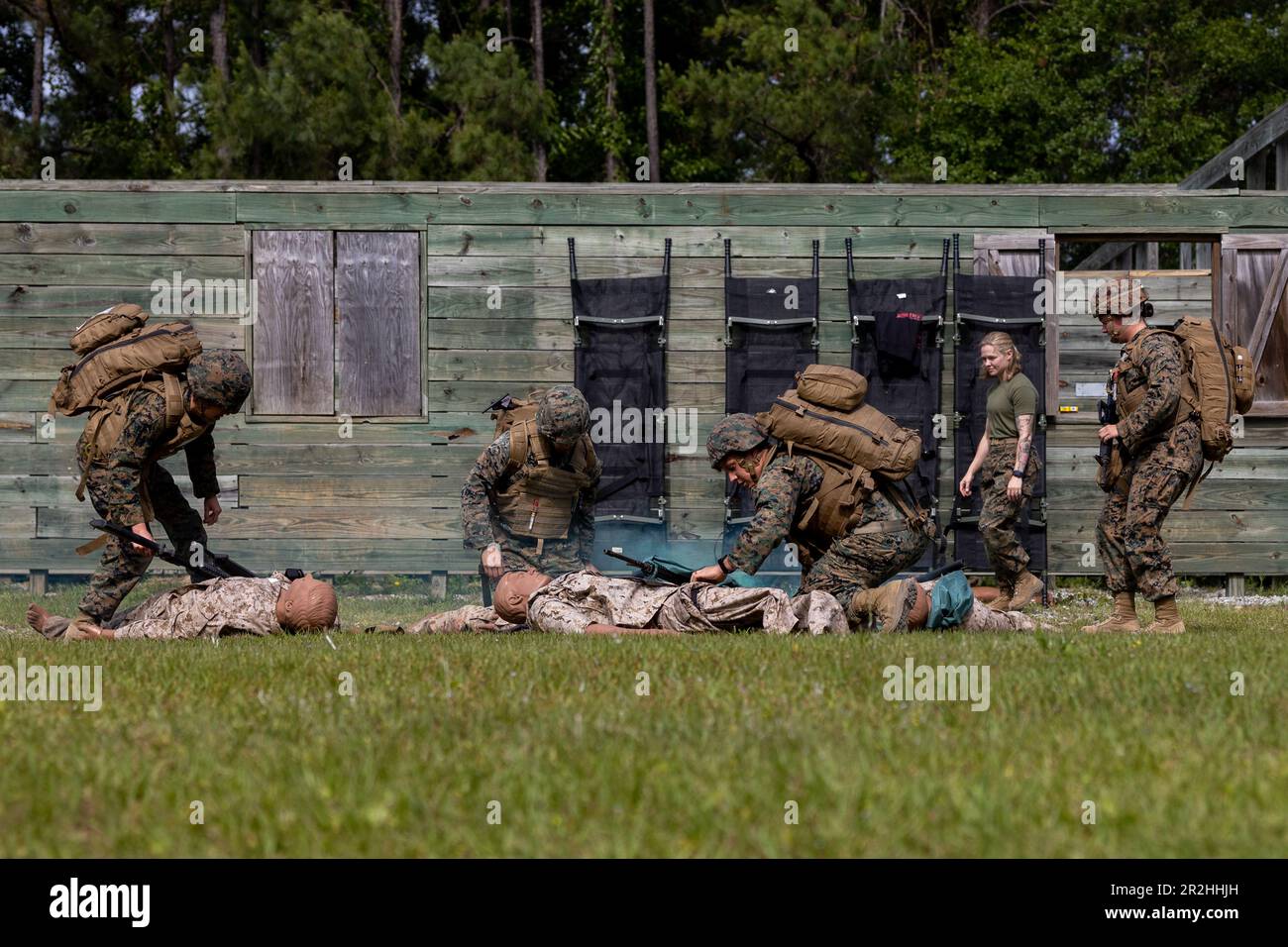 ÉTATS-UNIS Les soldats de l'hôpital de la Marine, avec la II Force expéditionnaire maritime (II MEF), assurent le triage des victimes simulées au cours d'un test d'instructeur de niveau trois de combat tactique de soins aux blessés (TCCC) au camp Lejeune, en Caroline du Nord, en 18 mai 2023. Marins avec 2nd Marine Logistics Group a organisé un cours d'instructeur de niveau trois de TCCC pour les Corpmen d'environ II MEF pour devenir instructeurs. (É.-U. Photo du corps marin par le caporal Christian Salazar de lance) Banque D'Images