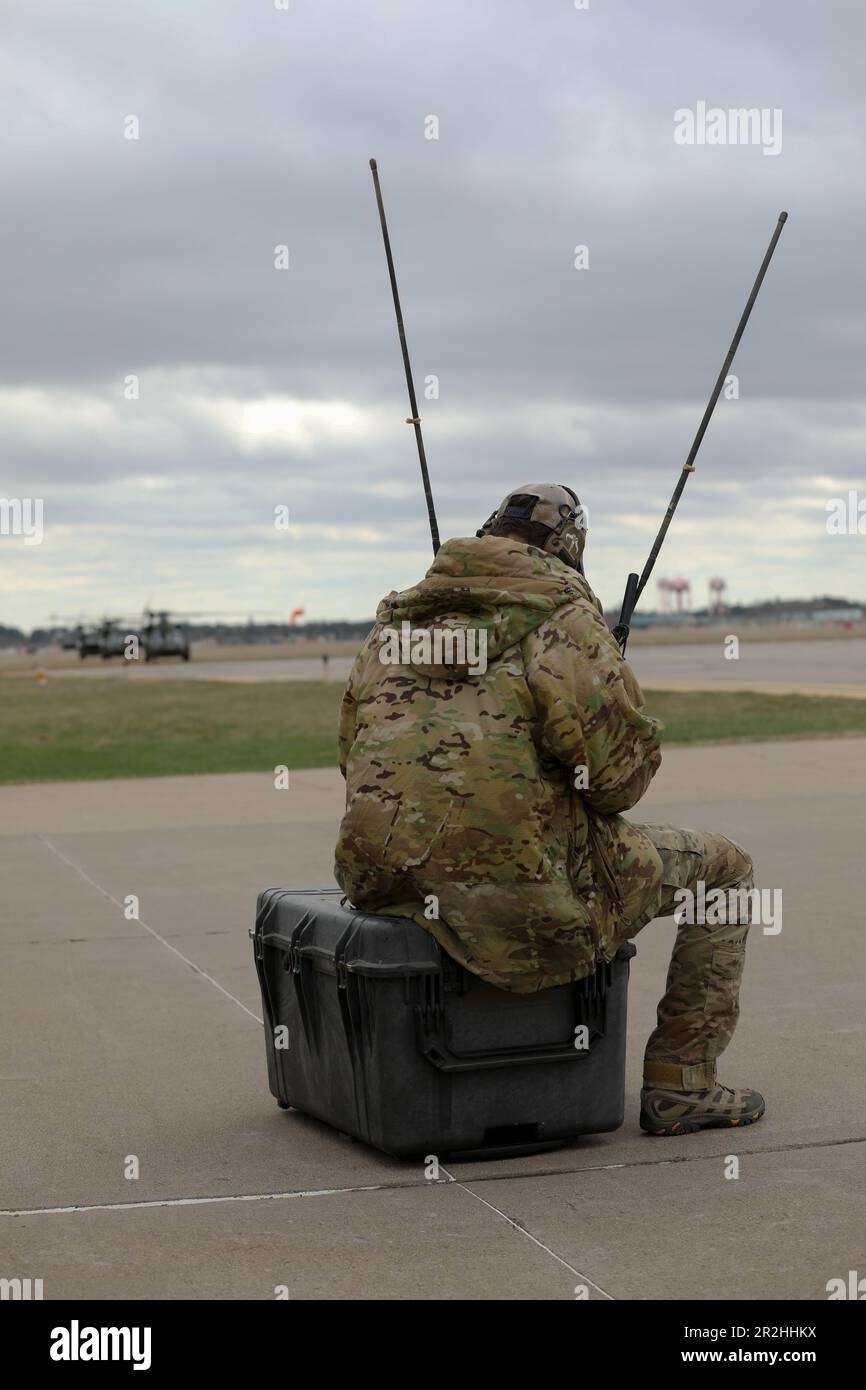 LITTLE FALLS, MINNESOTA - des aviateurs de l'escadron de tactiques spéciales 26th ont mené plusieurs scénarios d'entraînement au centre d'entraînement Camp Ripley à Little Falls, Minnesota, entre 4 mai et 9 mai, y compris des sauts de ligne statiques, des sauts en chute libre, des cours de bataille de peloton d'infanterie et des sauts à la descente. Les 26th STS ont terminé une formation conjointe avec les unités de l'Armée du Minnesota et de la Garde nationale aérienne, comme le Régiment d'aviation du 147th Bataillon des hélicoptères d'assaut de 2nd et la 133rd Escadre de transport aérien. (Photo de la Garde nationale de l'Armée du Minnesota par le Sgt Jorden Newbanks) Banque D'Images