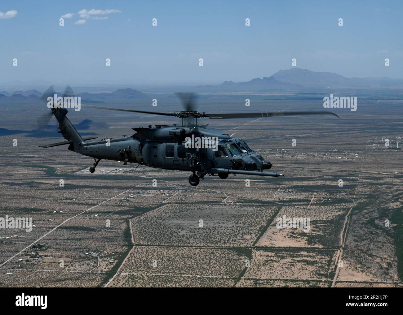 A ÉTATS-UNIS L'hélicoptère de la Force aérienne HH-60W Jolly Green II, affecté à la base aérienne de Kirtland, au Nouveau-Mexique, vole pendant LE sauvetage du DRAPEAU ROUGE 23-1 au-dessus de l'Arizona, au 13 mai 2023. Ces HH-60s ont travaillé ensemble pour simuler la localisation et la récupération d'un aviateur abattu dans un environnement contesté et leur fournir des soins vitaux. (É.-U. Photo de la Force aérienne par Airman classe 1st Paige Weldon) Banque D'Images