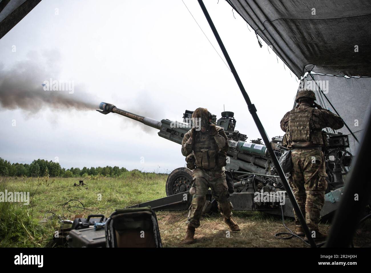 ÉTATS-UNIS Les soldats affectés au peloton de 1st, batterie Archer, Escadron d'artillerie de campagne, 2nd Calvaire Regiment, participent à un exercice de coordination de soutien à l'incendie dans le cadre du choc Griffin 23 tenu à Bemowo Piskie, Pologne, 18 mai 2023. En tant que pays-cadre en Pologne, l'exercice Griffin Shock démontre les États-Unis La capacité de l'armée à assurer l'alliance de l'OTAN en renforçant rapidement le groupement tactique de l'OTAN en Pologne pour en faire une unité de la taille d'une brigade. (É.-U. Photo de la Garde nationale de l'armée par le sergent d'état-major Agustín Montañez) Banque D'Images