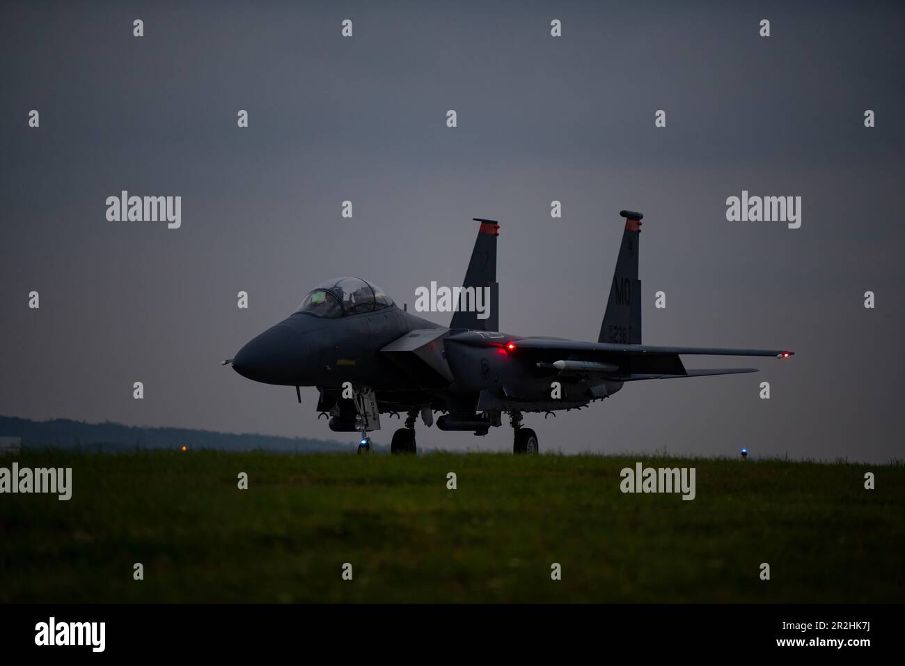 Un aigle F-15E affecté à l'escadron de combat 391st taxis sur la ligne de vol de la base aérienne de Kadena, au Japon, en 17 mai 2023. Tout au long de la semaine, les aigles de grève ont fait des sorties en soirée pour soutenir l'exercice bilatéral, Southern Beach. Les opérations de vol de nuit affûtent les compétences nécessaires pour permettre à l'équipage de voler et de combattre dans des environnements à visibilité réduite ou nulle. (É.-U. Photo de la Force aérienne par le sergent d'état-major Jessi Roth) Banque D'Images