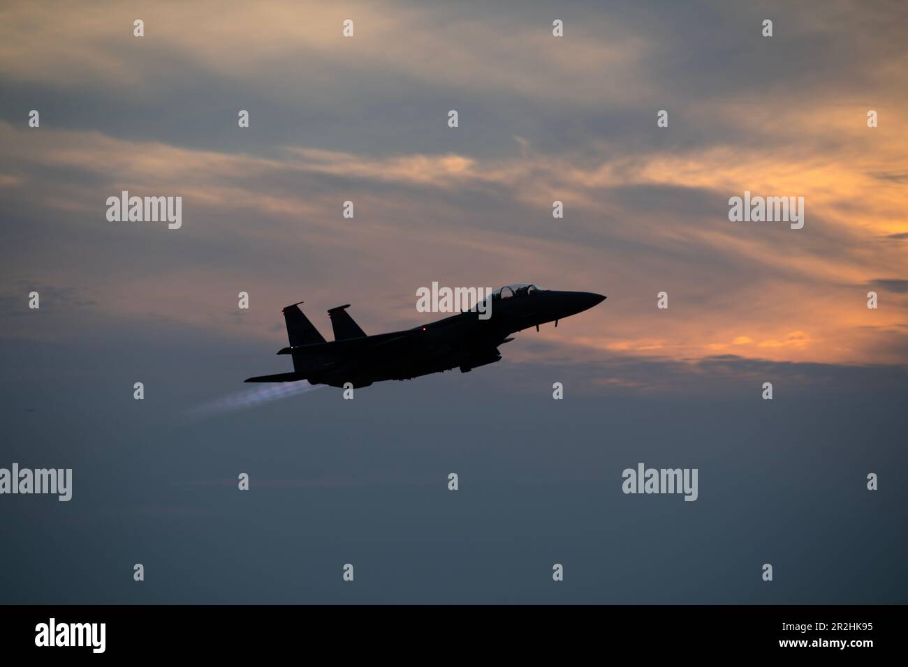 Un aigle F-15E affecté à l'escadron de combat 391st part de la base aérienne de Kadena (Japon) pour soutenir l'exercice Southern Beach (16 mai 2023). Southern Beach est un effort bilatéral continu visant à améliorer l'interopérabilité avec les forces de la nation hôte, en renforçant la capacité combinée d'exécuter des missions haut de gamme pour la défense d'une région libre et ouverte de l'Indo-Pacifique. (É.-U. Photo de la Force aérienne par le sergent d'état-major Jessi Roth) Banque D'Images