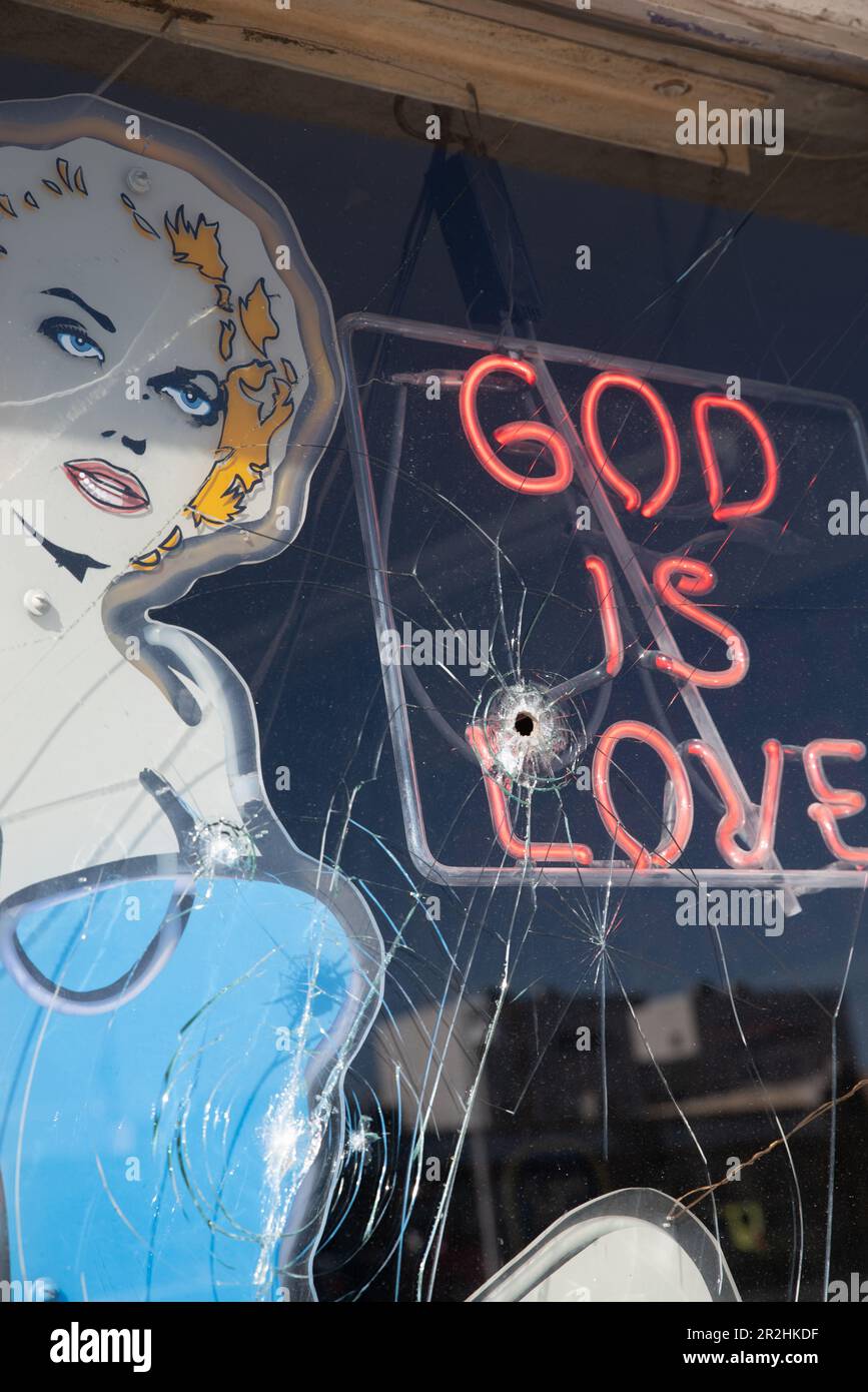 Dieu est signe d'amour néon dans un magasin de signe de néon le long de l'ancienne route 66 à Albuquerque, Nouveau-Mexique Banque D'Images