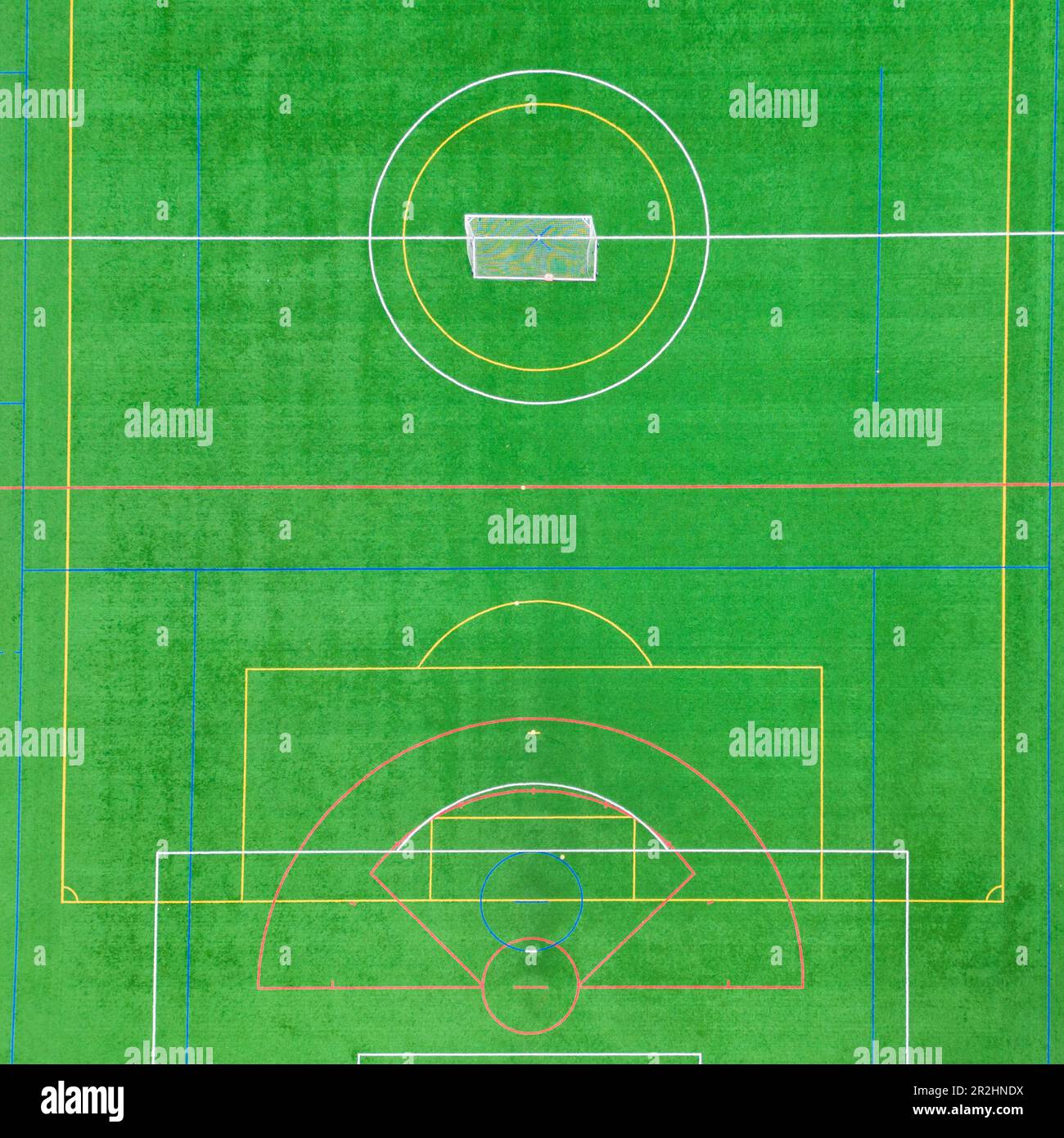 Vue aérienne aérienne du terrain de football avec pelouse et lignes Banque D'Images