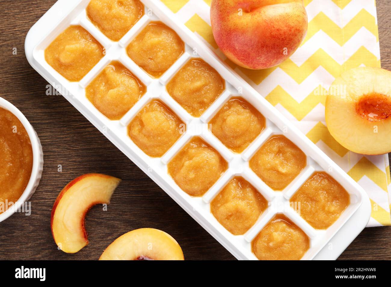 Purée de nectarine dans un bac à glaçons et fruits de nectarine frais sur  une table en bois, plat. Prêt pour la congélation Photo Stock - Alamy
