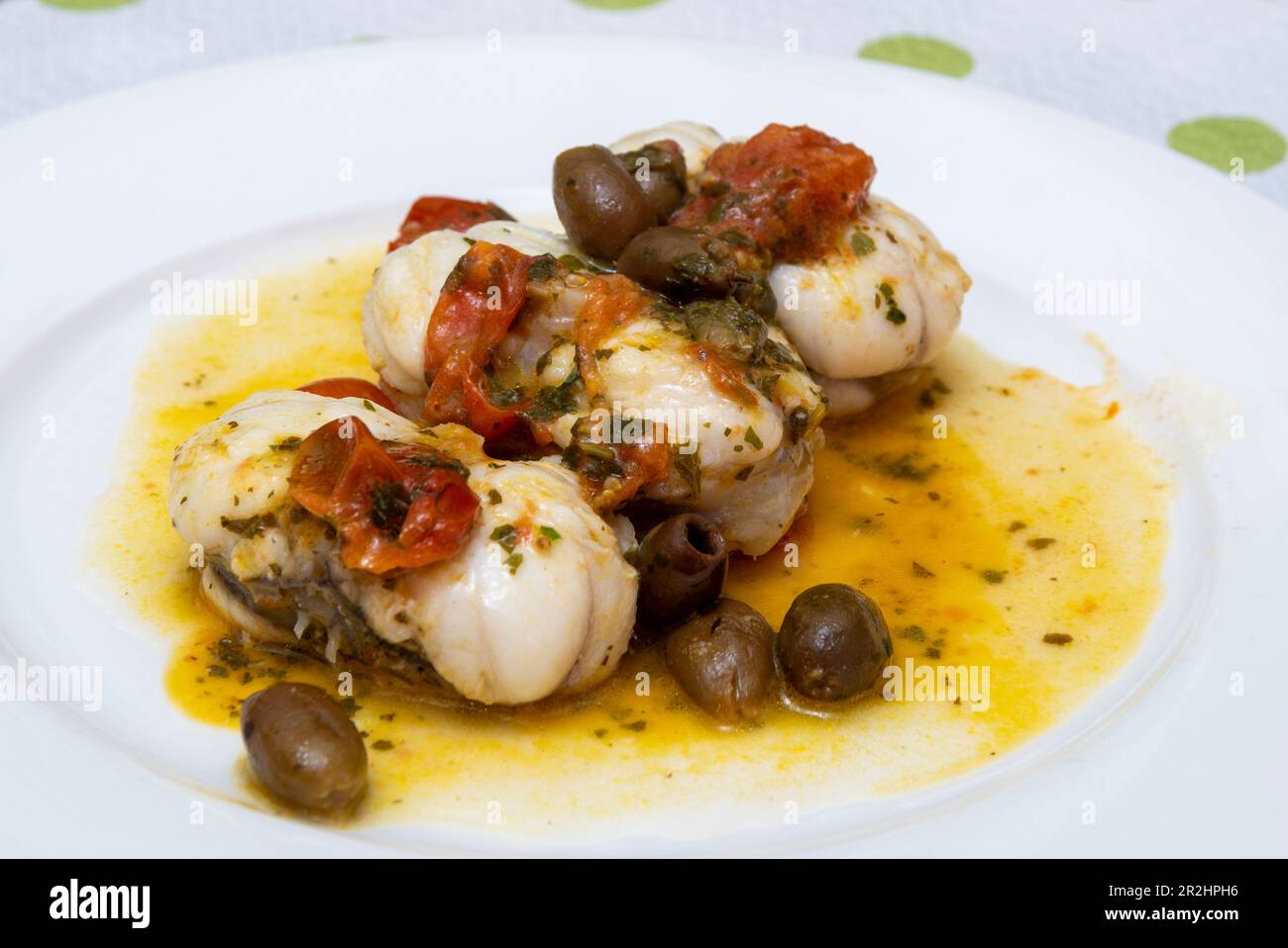 Langouste fraîche avec tomates cerises et olives. Banque D'Images