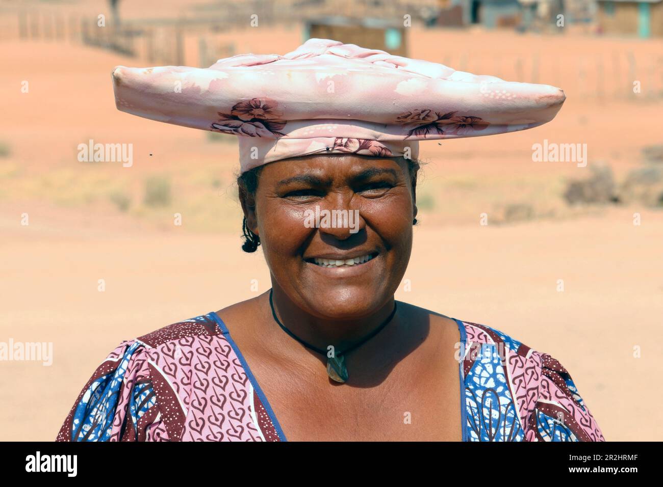 Namibie; région de Kunene; Namibie centrale; sur le fleuve Ugab; femme herero en tenue traditionnelle et avec un casque typique Banque D'Images Namibie; région de Kunene; Namibie centrale; sur le fleuve Ugab; femme herero en tenue traditionnelle et avec un casque typique Banque D'Images