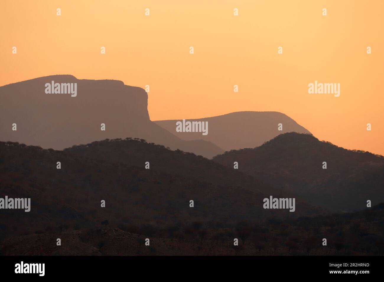 Namibie; région de Kunene; Namibie du nord; Kaokoveld; à Epupa; montagnes au coucher du soleil Banque D'Images