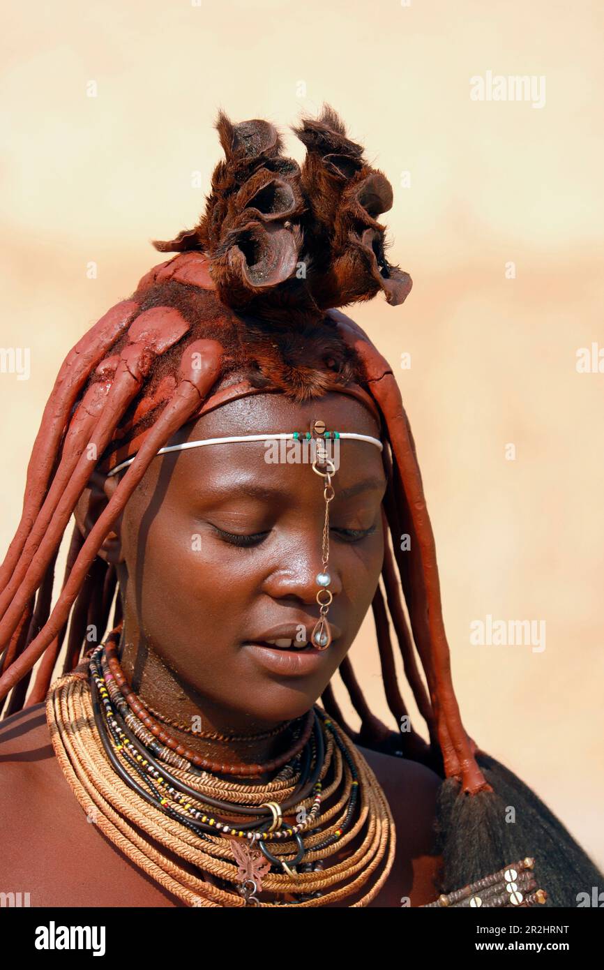 Namibie; région de Kunene; Namibie du nord; Kaokoveld; à Epupa; Village sur la rivière Kunene; femme Himba avec la coiffure traditionnelle et des bijoux Banque D'Images