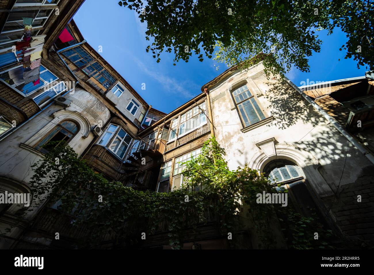 Balcons traditionnels en bois sculptant des maisons de la vieille ville de Tbilissi, capitale de la Géorgie Banque D'Images