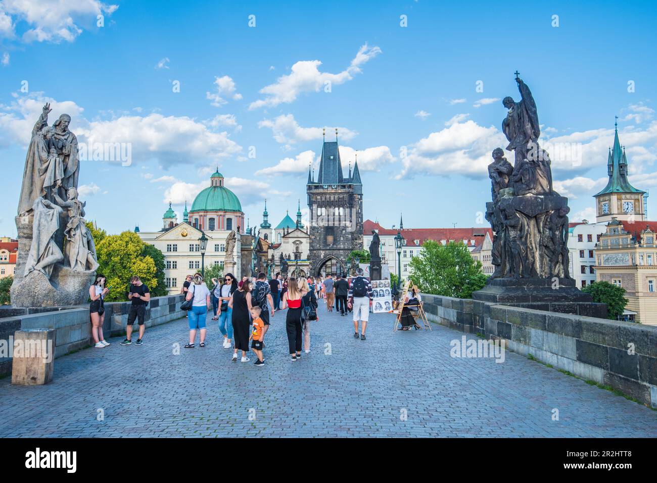 Pont Charles avec la tour du pont de la vieille ville à Prague, République tchèque Banque D'Images