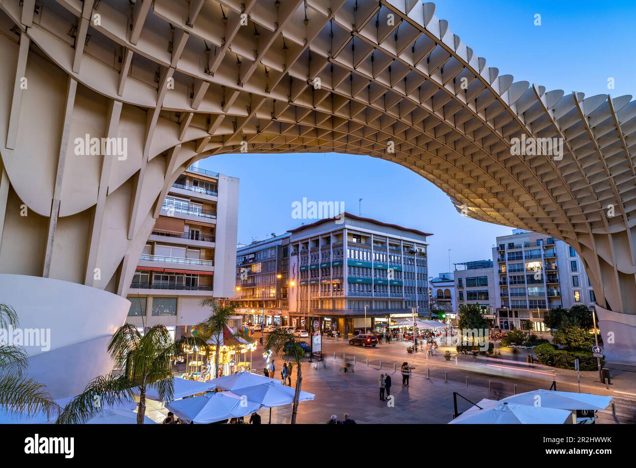 La structure futuriste en bois et terrasse d'observation Metropol parasol sur la Plaza de la Encarnación au crépuscule, Séville, Andalousie, Espagne Banque D'Images
