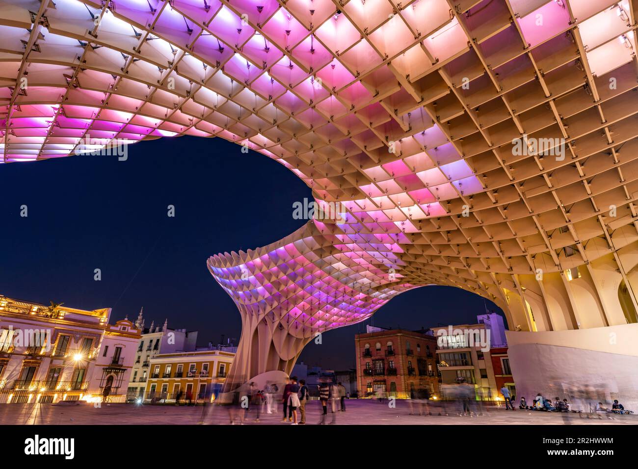 La structure futuriste en bois et terrasse d'observation Metropol parasol sur la Plaza de la Encarnación au crépuscule, Séville, Andalousie, Espagne Banque D'Images