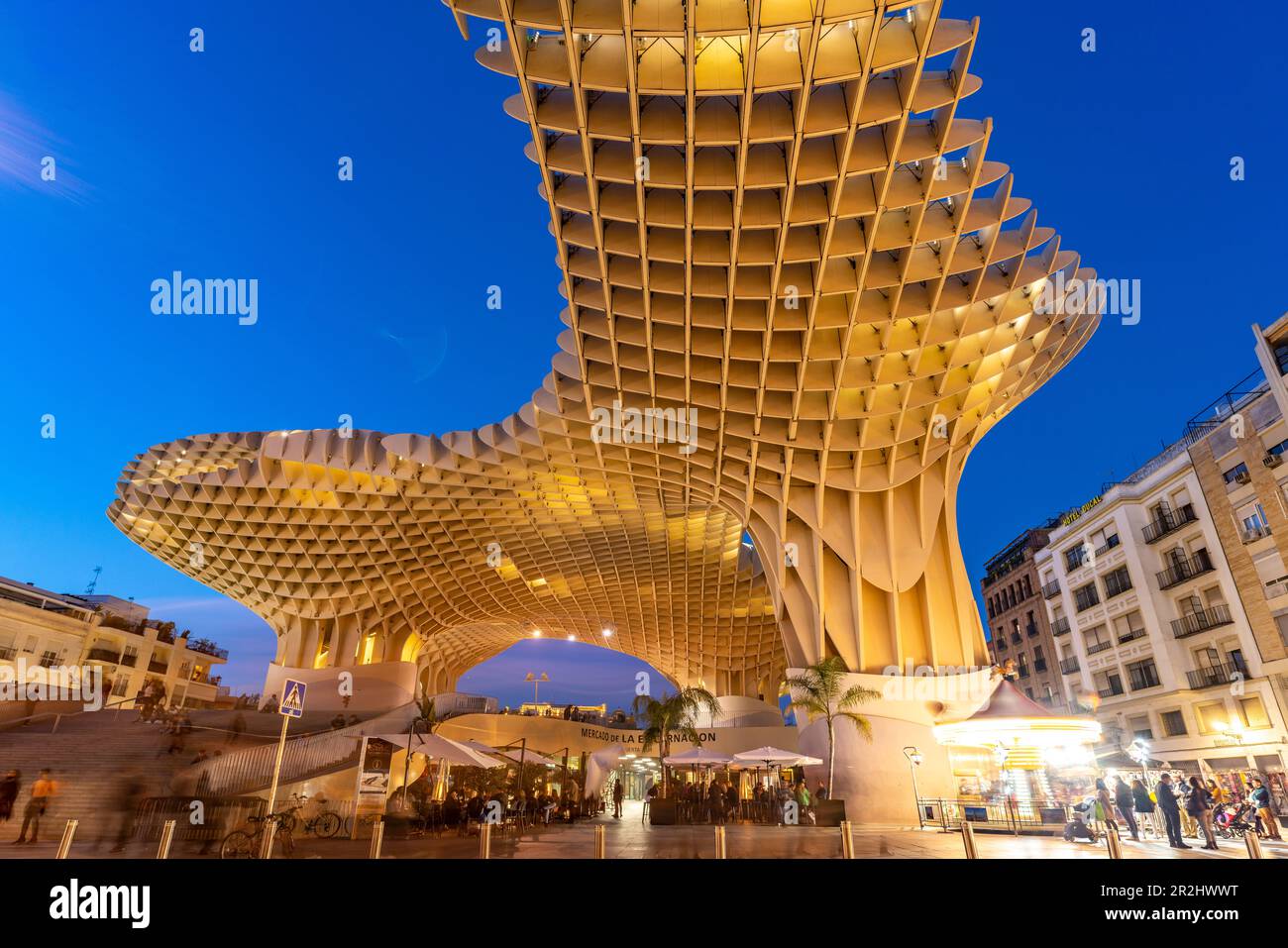 La structure futuriste en bois et terrasse d'observation Metropol parasol sur la Plaza de la Encarnación au crépuscule, Séville, Andalousie, Espagne Banque D'Images