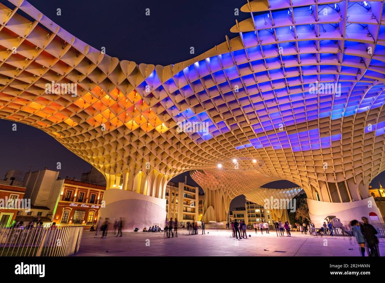 La structure futuriste en bois et terrasse d'observation Metropol parasol sur la Plaza de la Encarnación au crépuscule, Séville, Andalousie, Espagne Banque D'Images