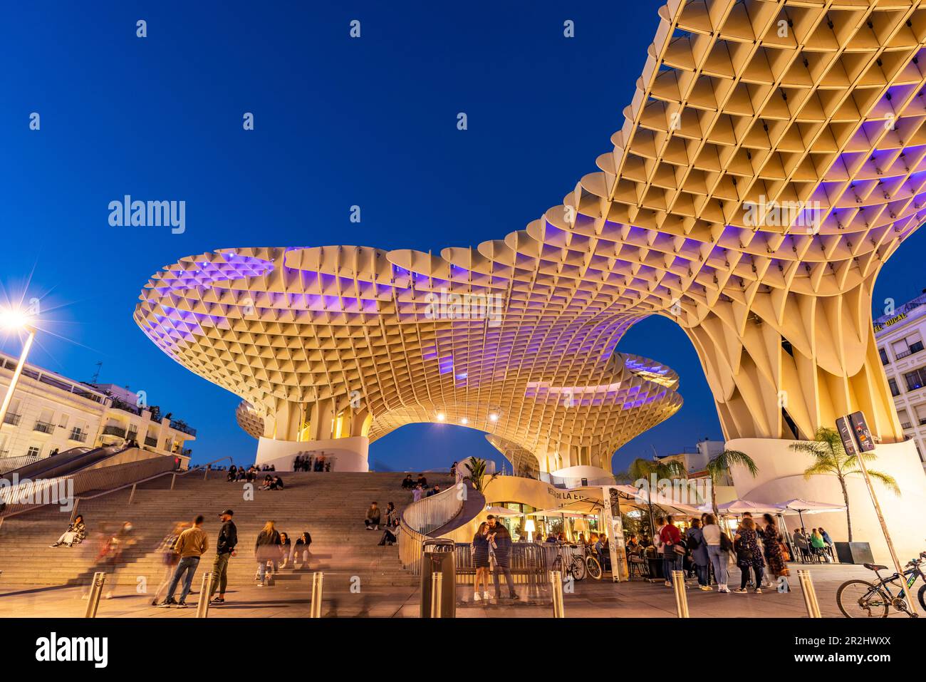 La structure futuriste en bois et terrasse d'observation Metropol parasol sur la Plaza de la Encarnación au crépuscule, Séville, Andalousie, Espagne Banque D'Images