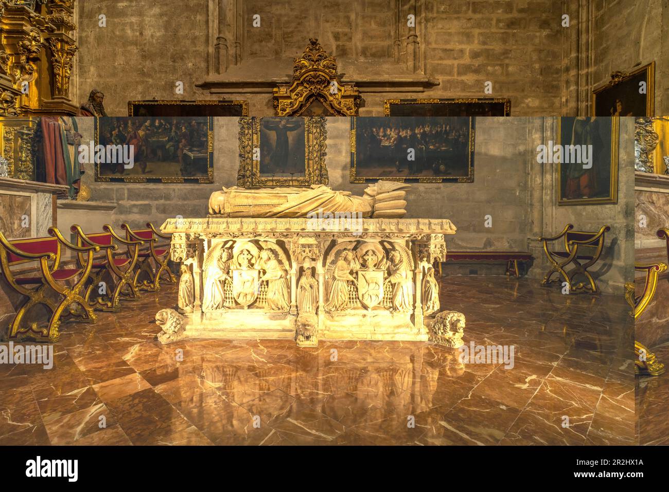 Sarcophage du Cardinal Juan de Cervantes dans la Chapelle de San Hermenegildo, intérieur de la Cathédrale de Santa María de la Sede à Séville, Andalousie Banque D'Images