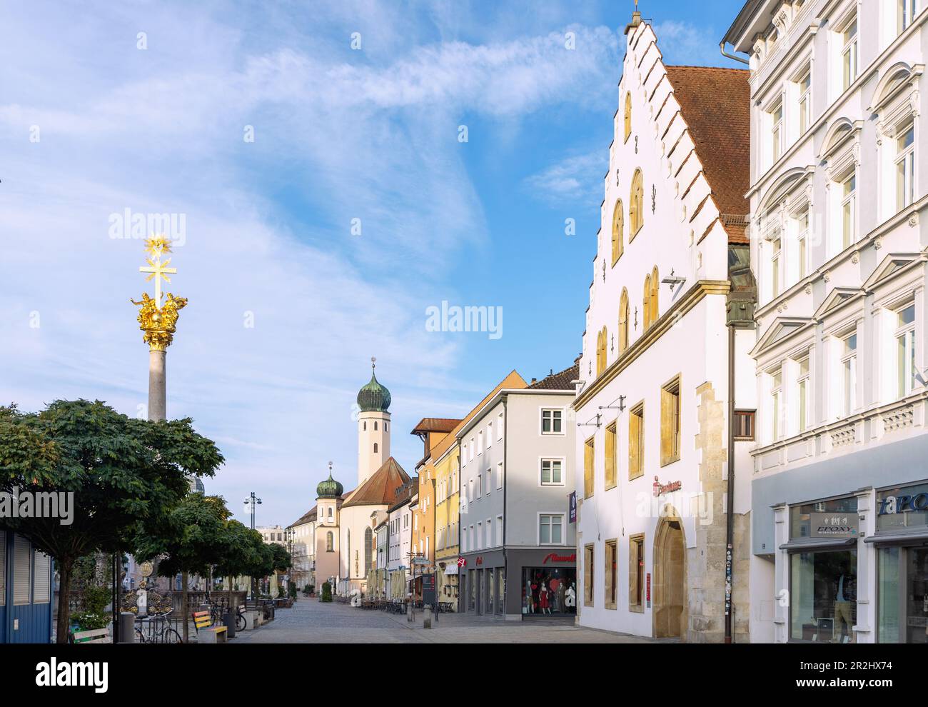 Theresienplatz avec colonne de la Trinité, maison d'angle avec pignon néo-gothique étagé et vue sur l'ancienne église jésuite à Straubing en Basse-Bavière en G Banque D'Images