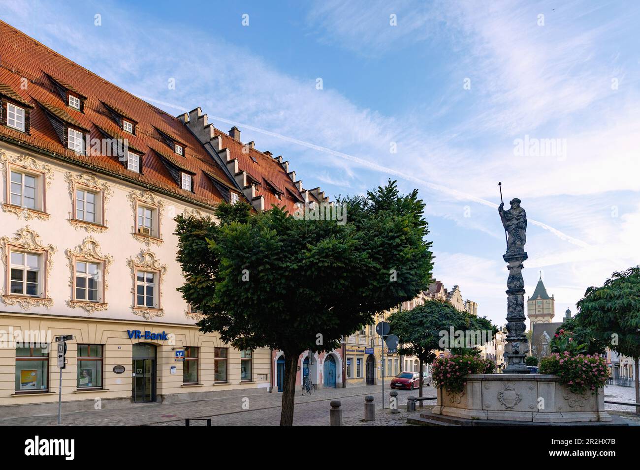 Ludwigsplatz avec St. La fontaine Jakobs et la maison patricienne du Zeller dans le der Kron et une vue sur le château d'eau historique de Straubing dans le Bas B. Banque D'Images