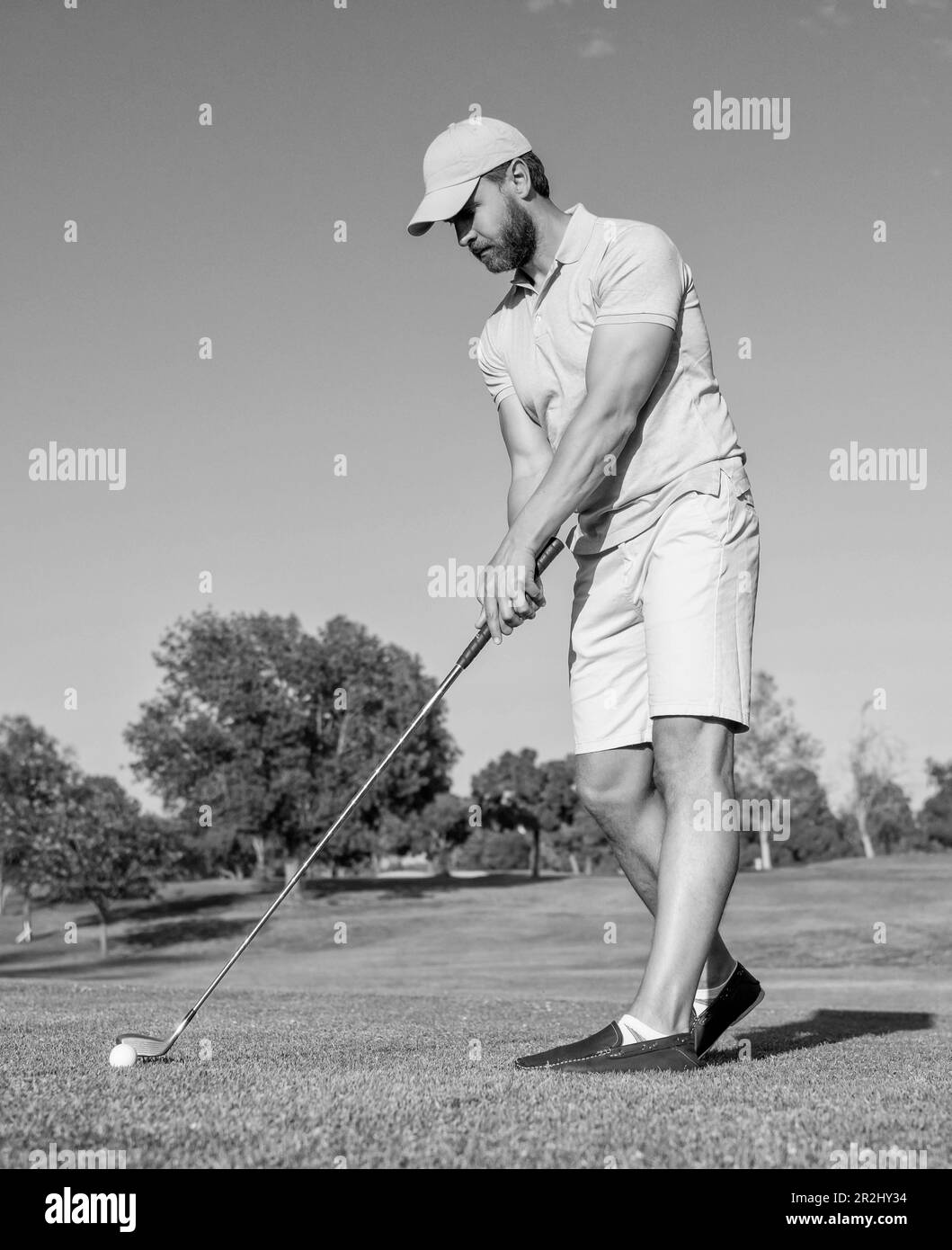 golfeur en casquette avec club de golf. le mode de vie des gens. homme jouant au jeu sur l'herbe verte. en été. sport professionnel extérieur. joueur de golf masculin sur le prof Banque D'Images
