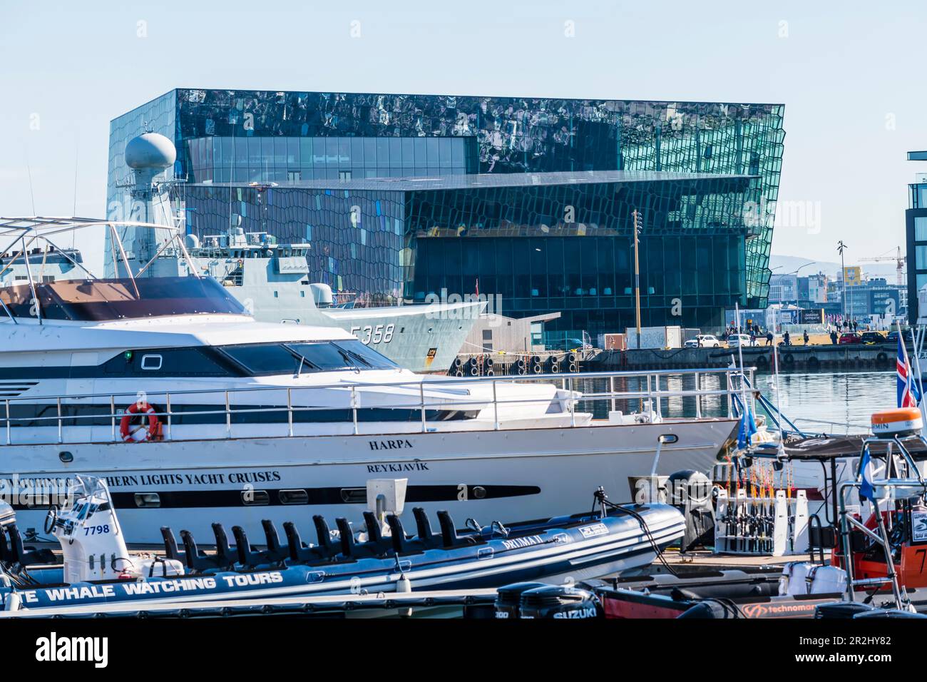 Vieux port, façade en verre, Harpa concert Hall, Reykjavik, Islande Banque D'Images