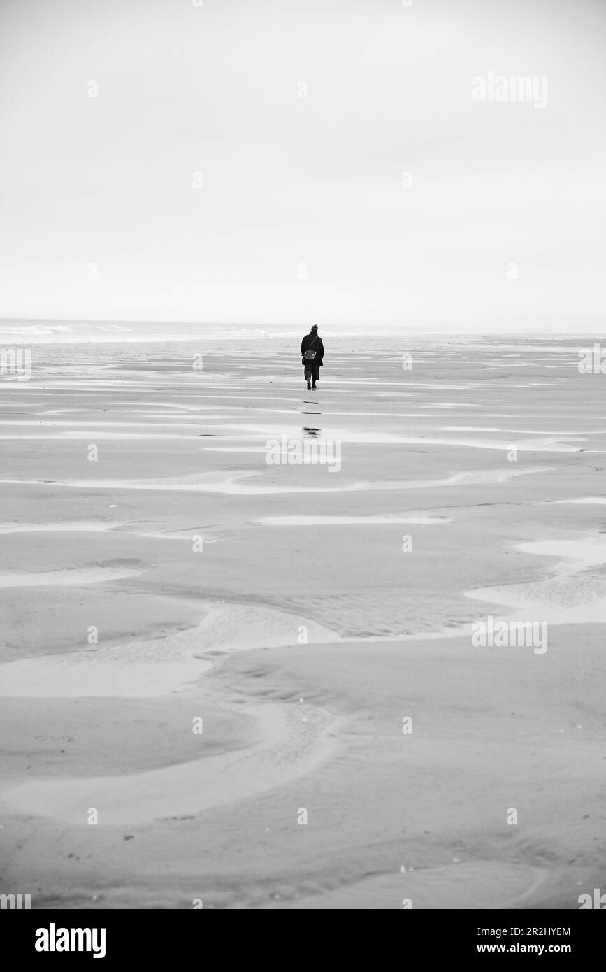 Femme marchant sur la plage du Cap blanc-nez, Escalles, France Banque D'Images