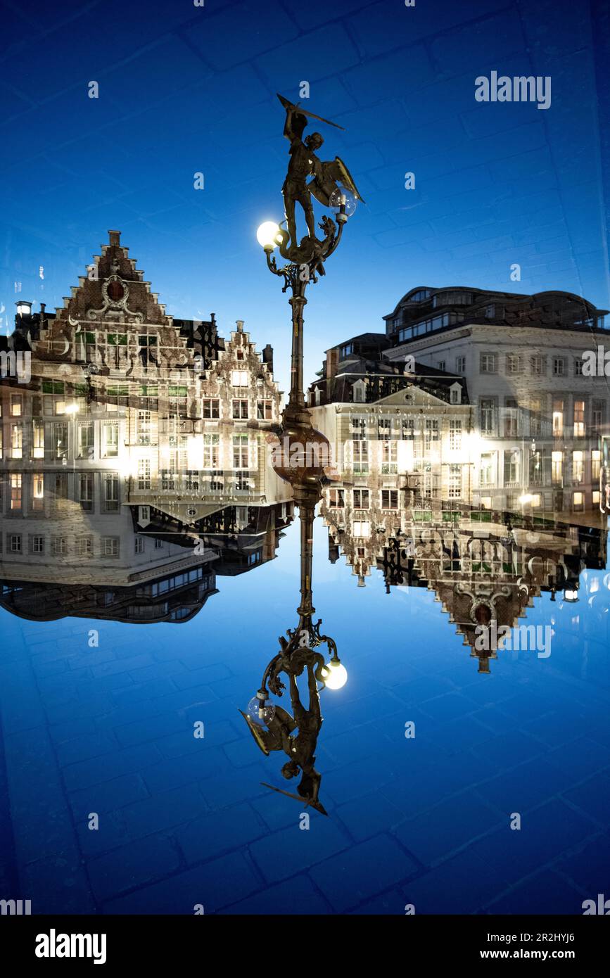 Double exposition d'une statue de Saint Michel qui laboure le dragon à Gand, en Belgique. Banque D'Images