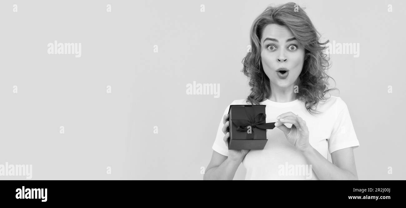 réduction pour le vendredi fou. ventes saisonnières. fille choquée avec boîte sur fond jaune. Femme isolée visage portrait, bannière avec espace de copie de maquette Banque D'Images