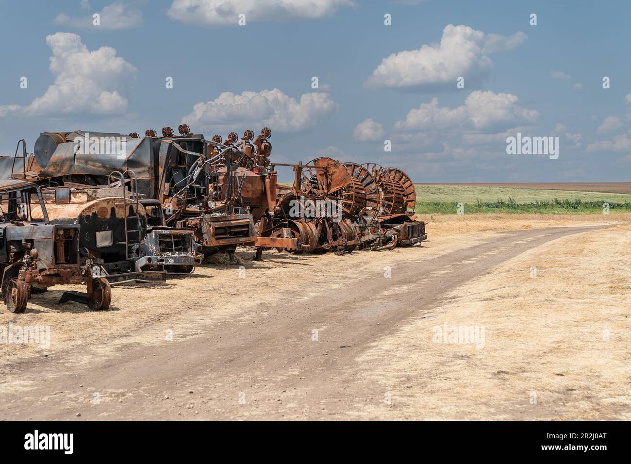 19 mai 2023, région de Kherson, Ukraine: Vue des destructions d'équipements agricoles de la ferme Pershe Travnia du village Velyka Oleksandrivka de la région de Kherson vu après la libération de l'invasion russe. La ferme produisait du grain (blé, orge, tournesol), de la viande (porc) et d'autres produits; avec 100 employés et plus de 3 000 hectares de champs, plus de 1200 porcs. La ferme a été complètement détruite, tout le matériel, la récolte à partir de 2021, les engrais, tous les bâtiments, y compris les entrepôts de céréales et les endroits où les porcs ont été gardés et nourris. Après les bombardements, les porcs ont été brûlés vivants, certains en pani Banque D'Images